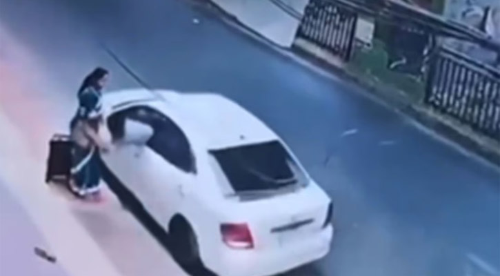 প্রাইভেটকারে ছিনতাইকারী এসে টান দিলো ব্যাগে, টেনে নিয়ে গেল নারীকেও